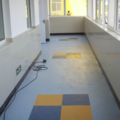 在铺装塑胶运动地板前要注意哪些问题？